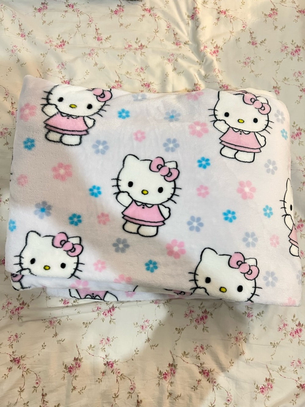 Hello Kitty White and Pink Floral Plush Blanket